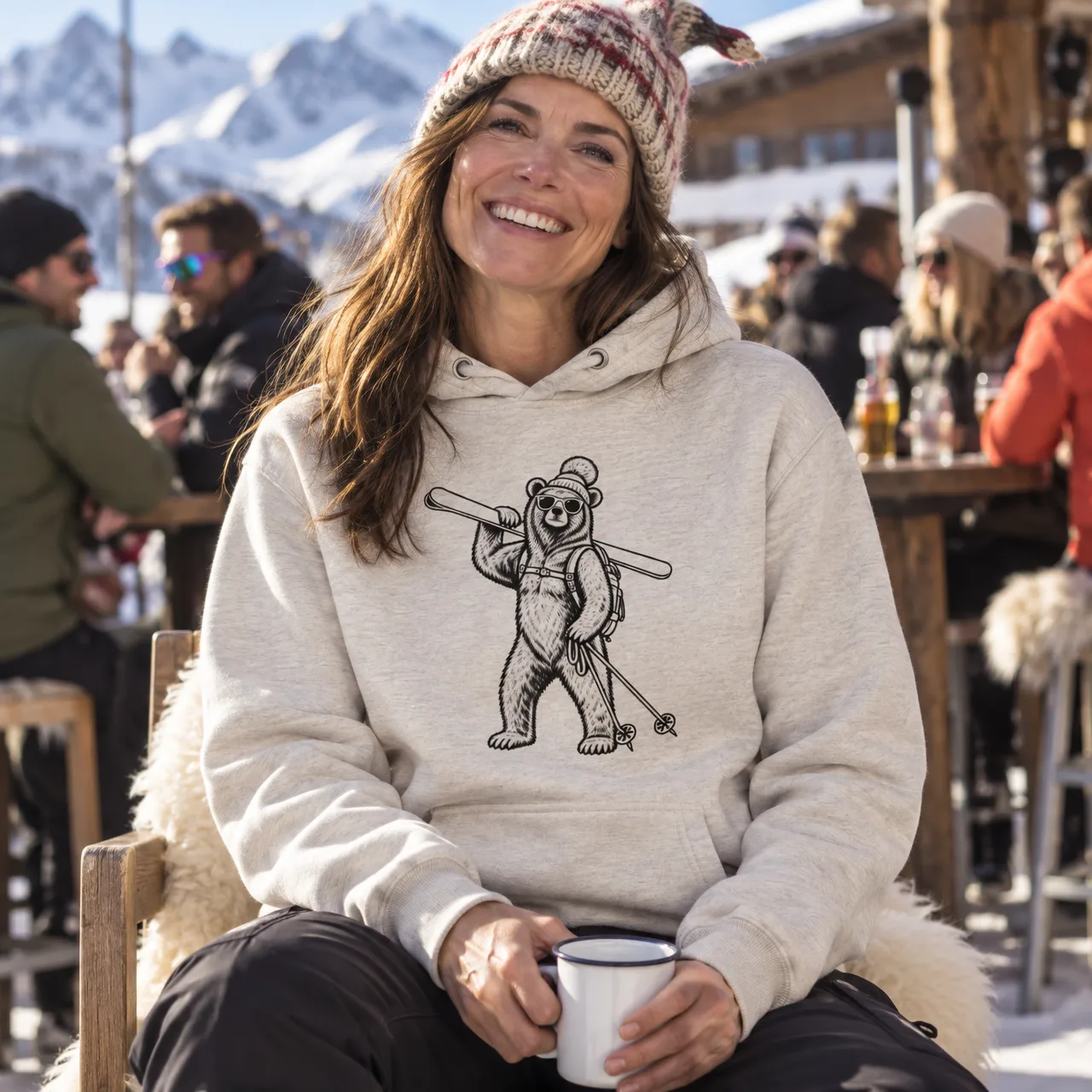 Cooler Bär mit Ski, Après-Ski Hoodie Herren, getragen