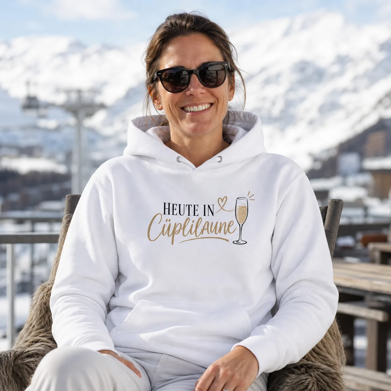 Heute in Cüplilaune, felpa con cappuccio svizzera, indossata