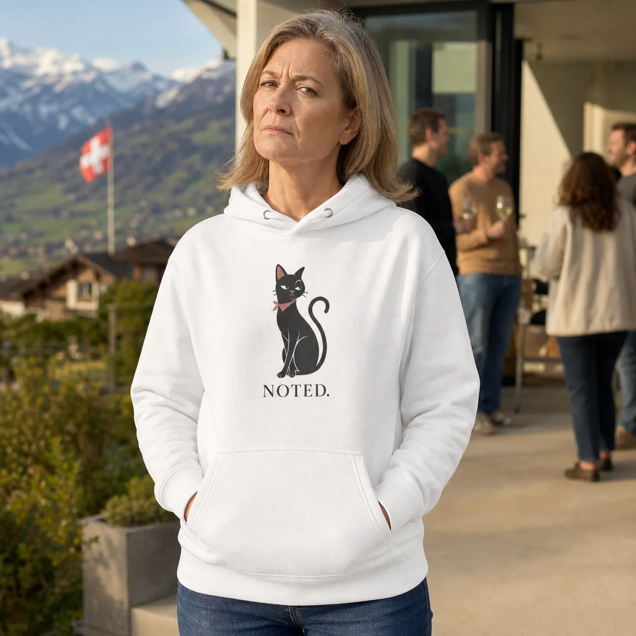 «Noted» Katze: eleganter Hoodie mit Tiermotiv, getragen