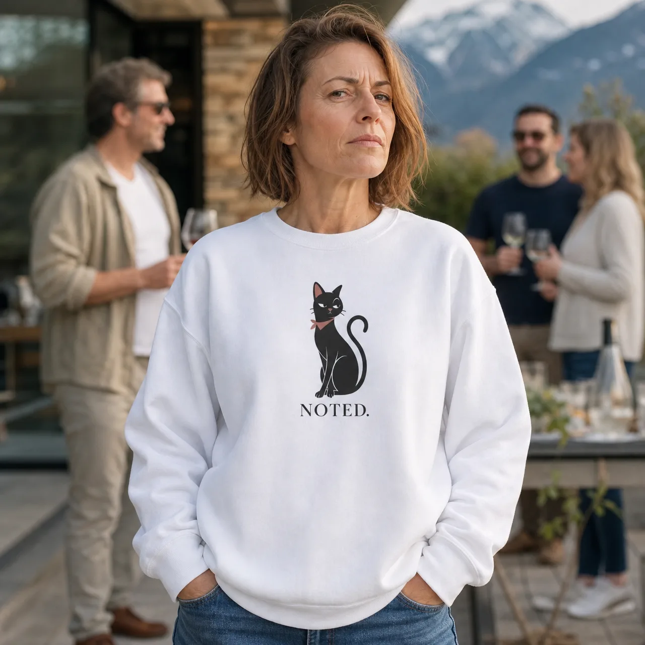 Gatto elegante «NOTED.»: felpa con motivo animale, indossata