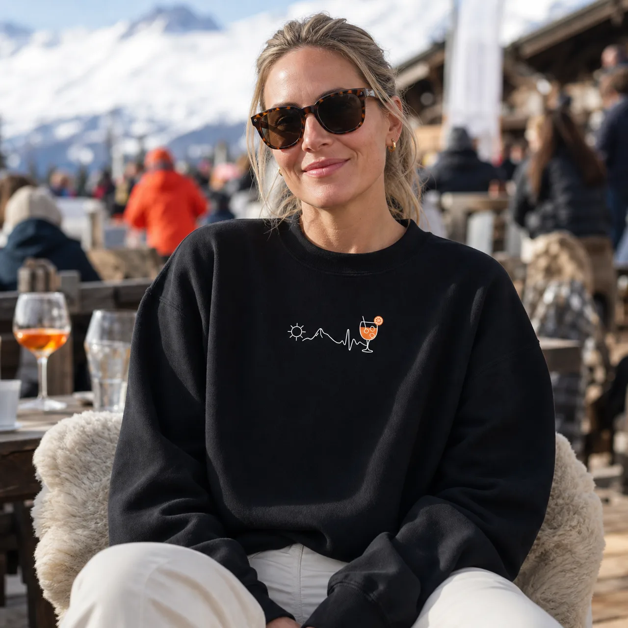 Sonne, Berge & Apéro: Herzschlag-Sweatshirt, getragen