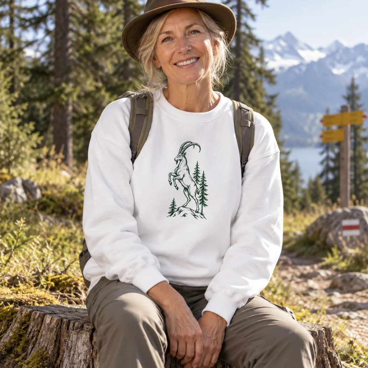 Alpensteinbock im Wald, Alpentier-Sweatshirt, getragen