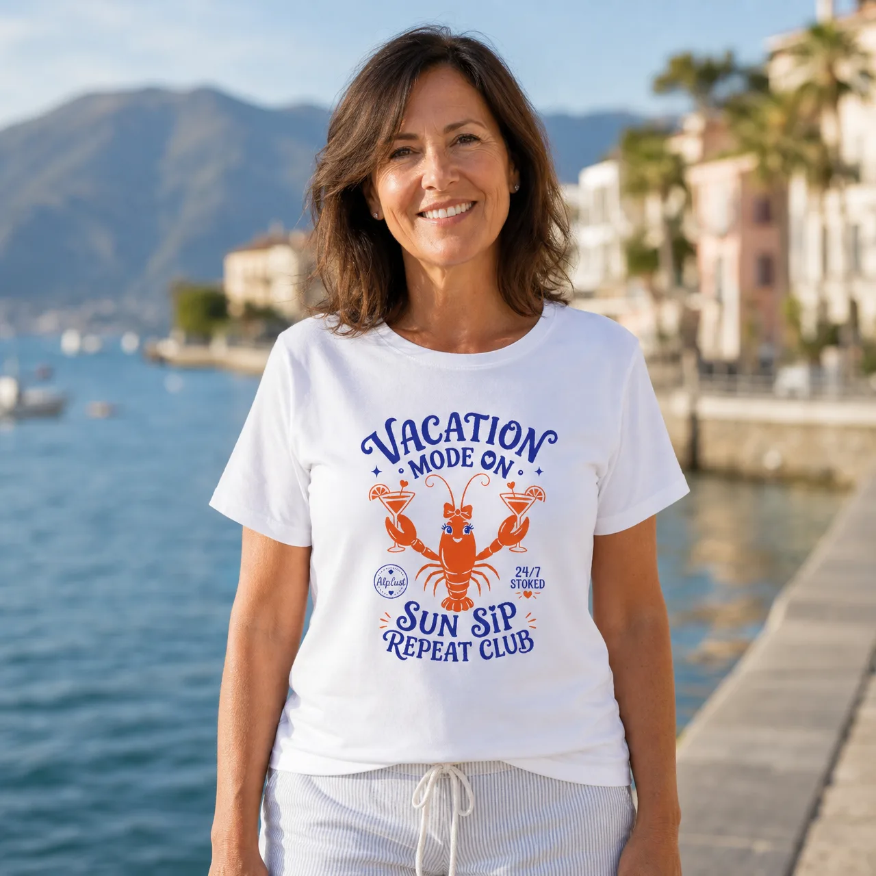 T-shirt Homard Cocktail, Sun Sip Repeat Club, porté