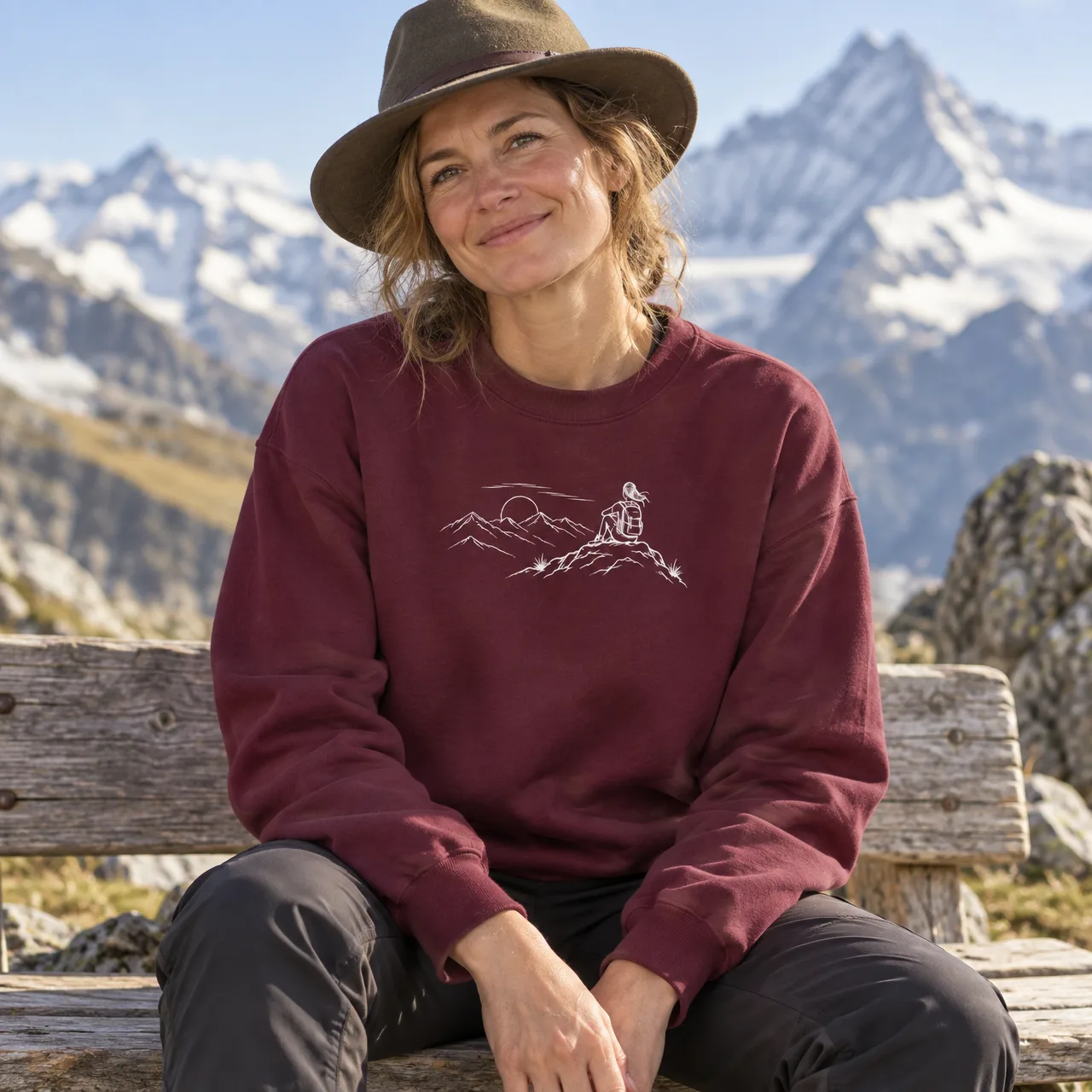 Wanderin mit Rucksack am Berggipfel, Sweatshirt, getragen